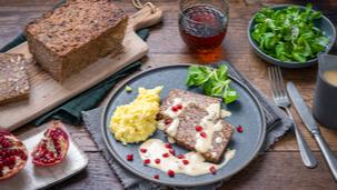 Vegetarischer Nussbraten mit Kartoffel-Selleriepüree