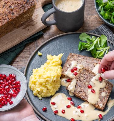 Vegetarischer Nussbraten mit Kartoffel-Selleriepüree