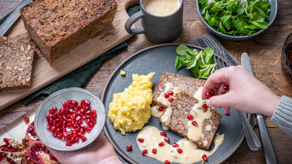 Vegetarischer Nussbraten mit Kartoffel-Selleriepüree