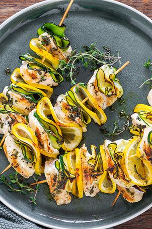 Hähnchen-Zucchini-Spieße mit Zitrone