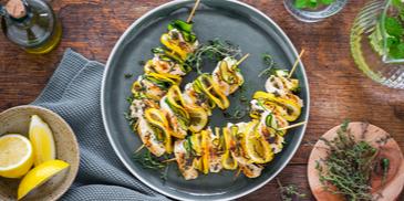 Hähnchen-Zucchini-Spieße mit Zitrone