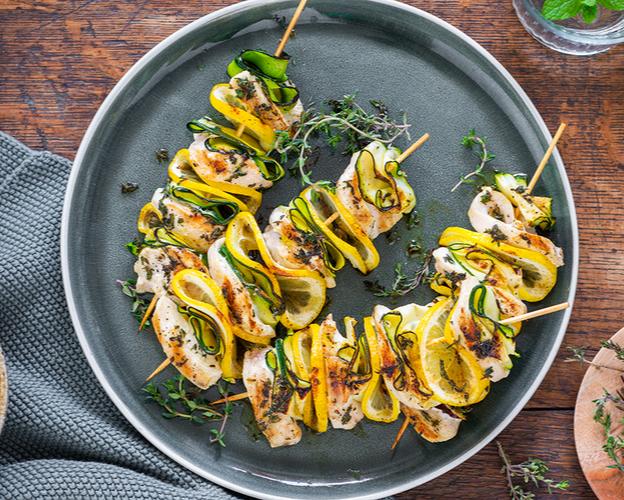 Hähnchen-Zucchini-Spieße mit Zitrone