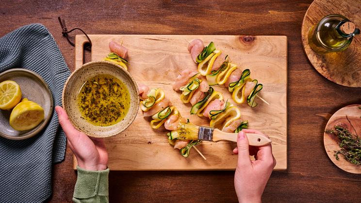 Hähnchen-Zucchini-Spieße mit Zitrone