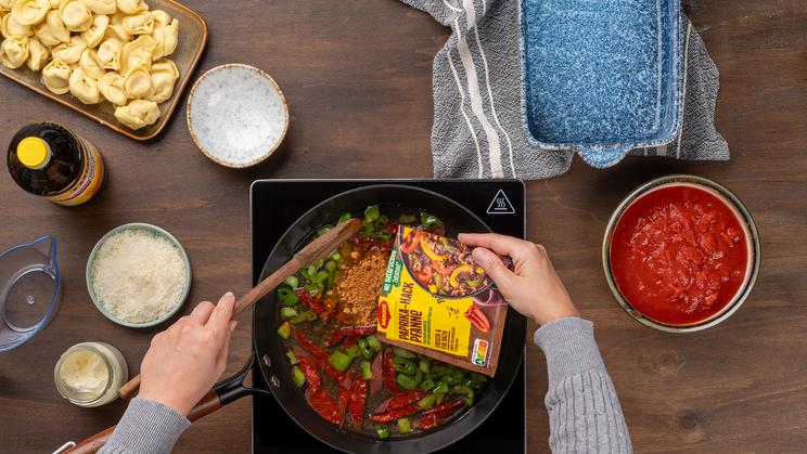 Pikanter Tortelloni-Auflauf mit Chorizo