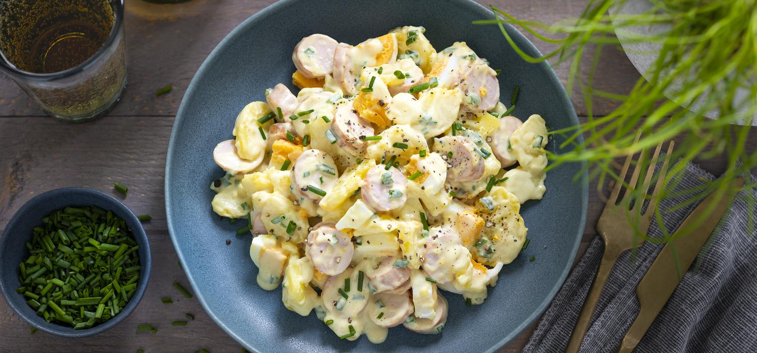 Kartoffelsalat mit Würstchen und Ei