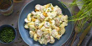 Kartoffelsalat mit Würstchen und Ei