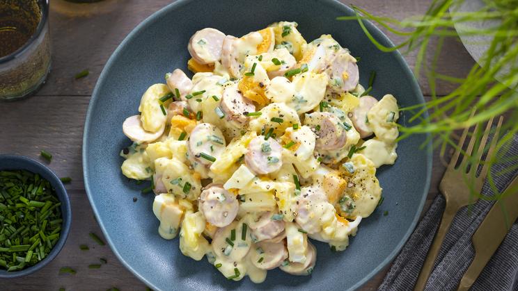 Kartoffelsalat mit Würstchen und Ei