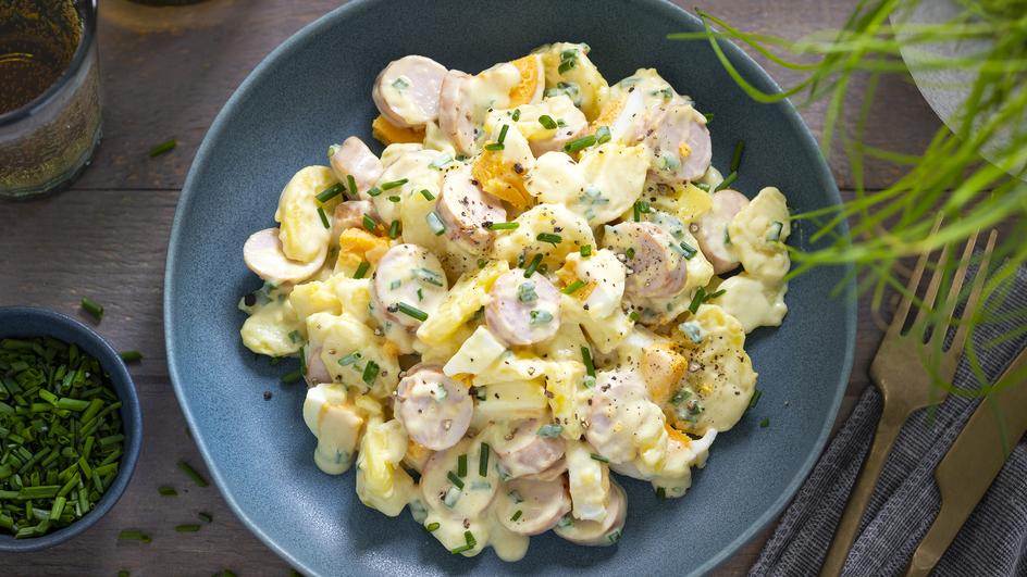 Kartoffelsalat mit Würstchen und Ei