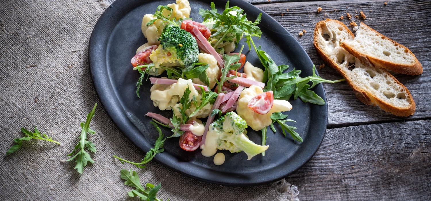 Lauwarmer Brokkoli-Blumenkohl-Salat