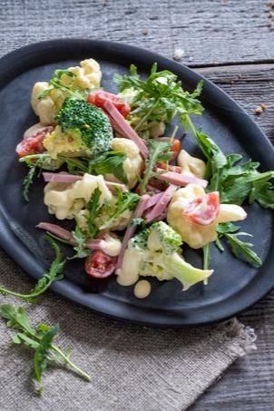 Lauwarmer Brokkoli-Blumenkohl-Salat