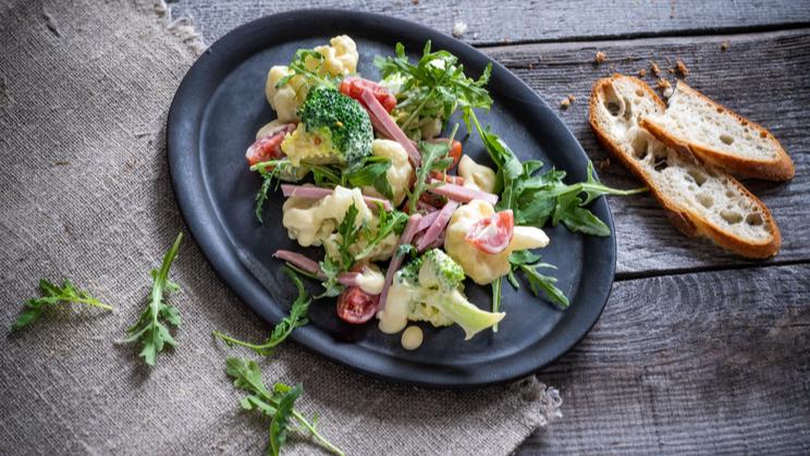 Lauwarmer Brokkoli-Blumenkohl-Salat