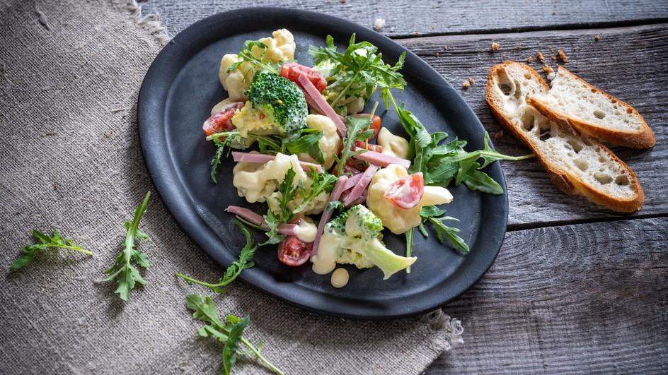 Lauwarmer Brokkoli-Blumenkohl-Salat