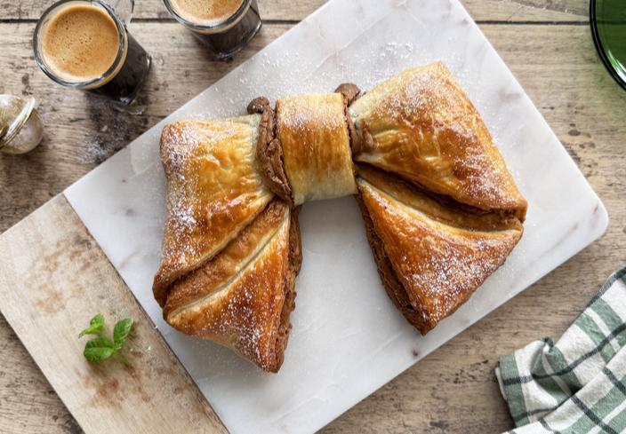 Lazo de hojaldre y crema Bíscoff