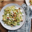 Tagliatelle mit Basilikum-Pesto und Ricotta