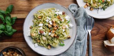 Tagliatelle mit Basilikum-Pesto und Ricotta