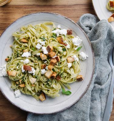 Tagliatelle mit Basilikum-Pesto und Ricotta