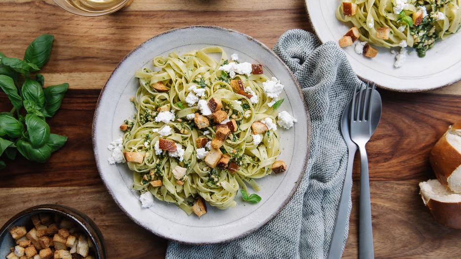 Tagliatelle mit Basilikum-Pesto und Ricotta