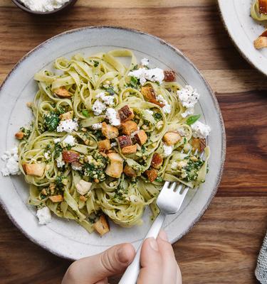 Tagliatelle mit Basilikum-Pesto und Ricotta