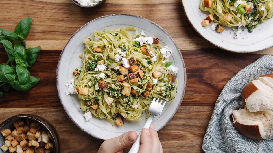 Tagliatelle mit Basilikum-Pesto und Ricotta