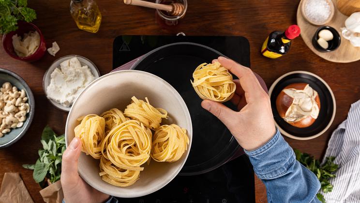 Tagliatelle mit Basilikum-Pesto und Ricotta