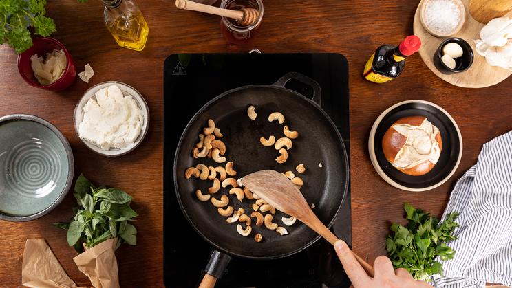 Tagliatelle mit Basilikum-Pesto und Ricotta