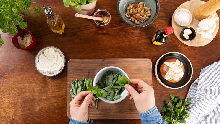 Tagliatelle mit Basilikum-Pesto und Ricotta