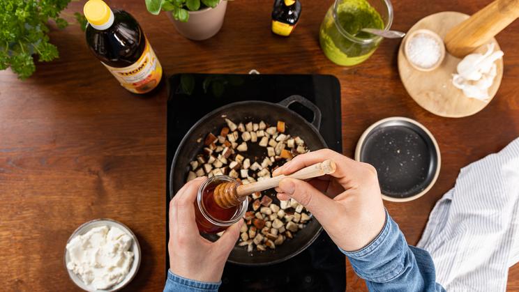Tagliatelle mit Basilikum-Pesto und Ricotta