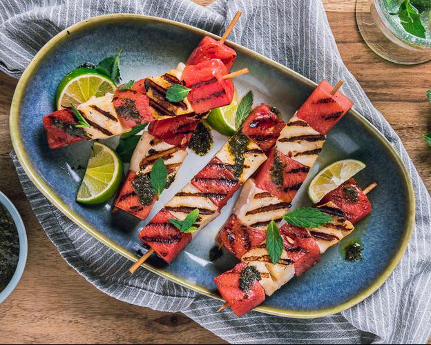 Wassermelonen-Halloumi-Spieße mit Minzpesto