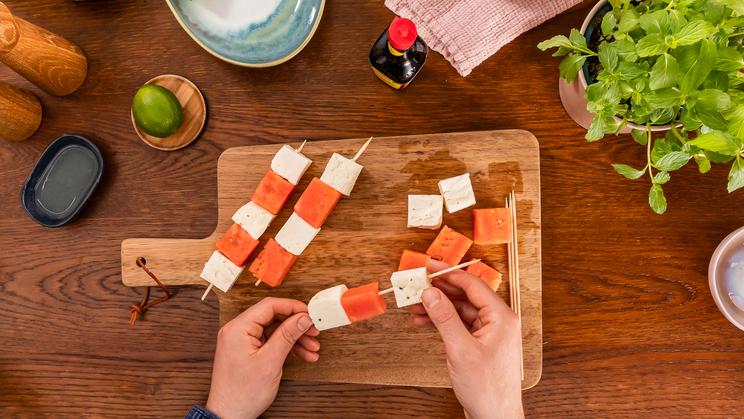 Wassermelonen-Halloumi-Spieße mit Minzpesto