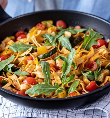 Tagliatelle-Gemüse-Pfanne mit Rucola