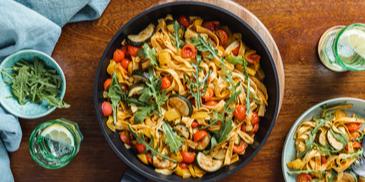 Tagliatelle-Gemüse-Pfanne mit Rucola