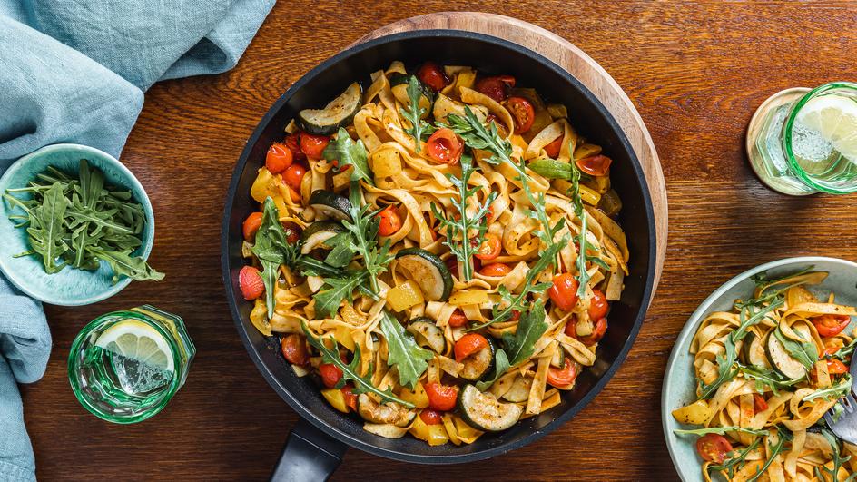 Tagliatelle-Gemüse-Pfanne mit Rucola
