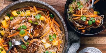 Glasnudelsalat mit Sesam-Hähnchen und Mango