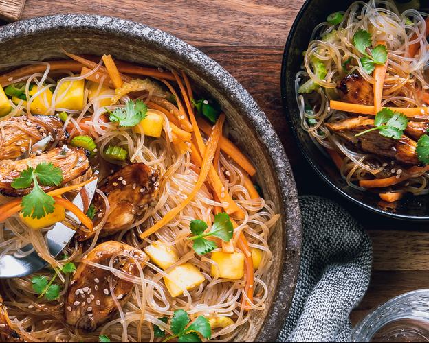 Glasnudelsalat mit Sesam-Hähnchen und Mango