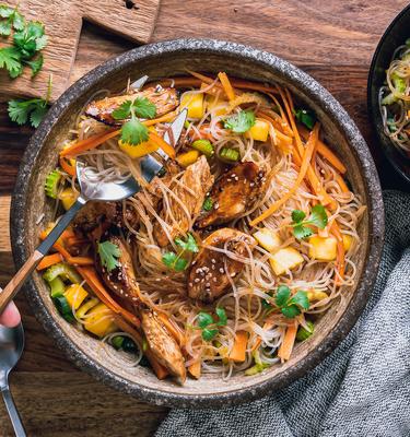 Glasnudelsalat mit Sesam-Hähnchen und Mango