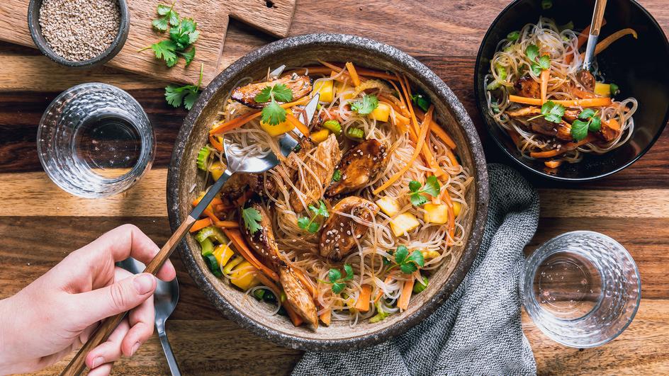 Glasnudelsalat mit Sesam-Hähnchen und Mango