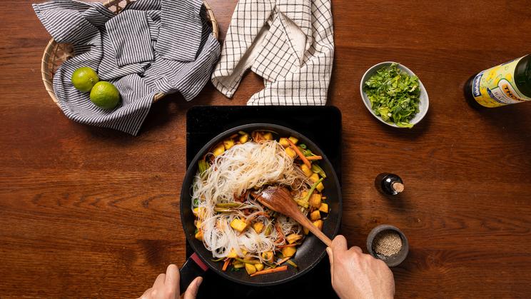 Glasnudelsalat mit Sesam-Hähnchen und Mango