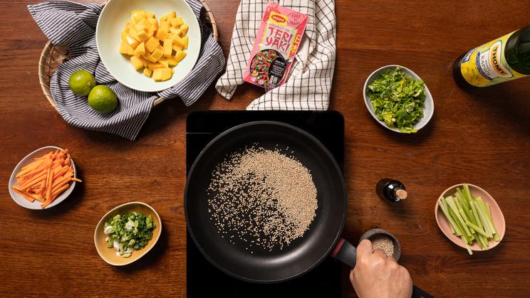 Glasnudelsalat mit Sesam-Hähnchen und Mango