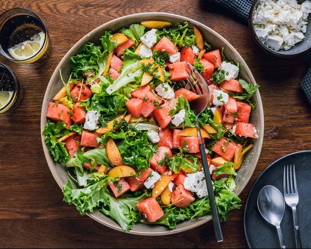 Wassermelonensalat mit Nektarinen und Feta