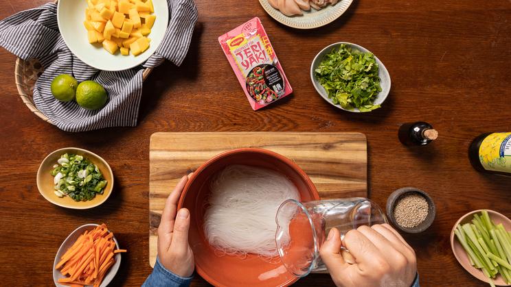Glasnudelsalat mit Sesam-Hähnchen und Mango