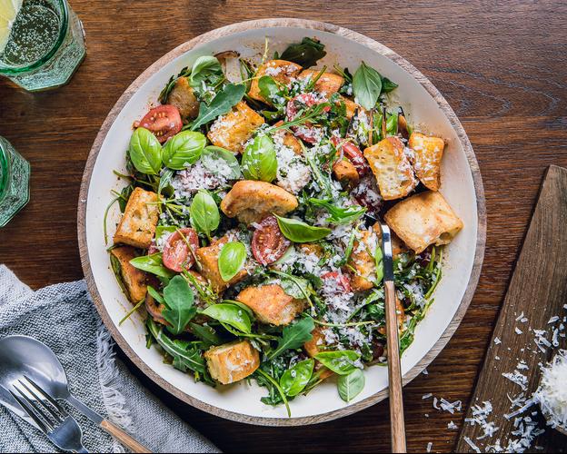 Mediterraner Brotsalat