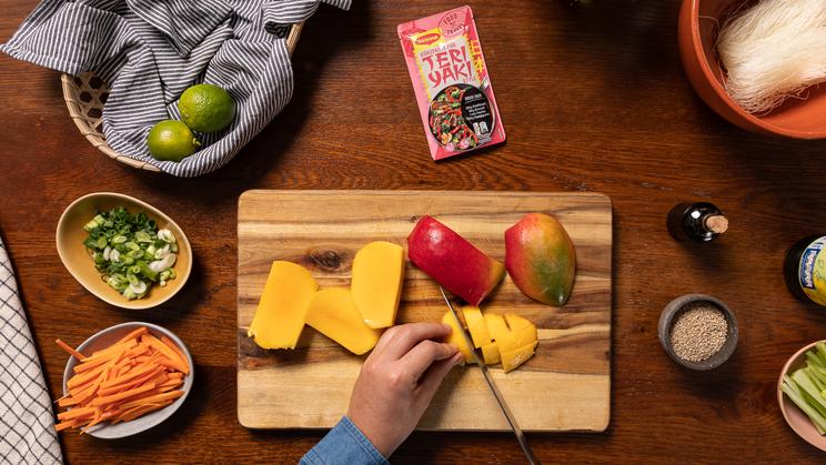 Glasnudelsalat mit Sesam-Hähnchen und Mango