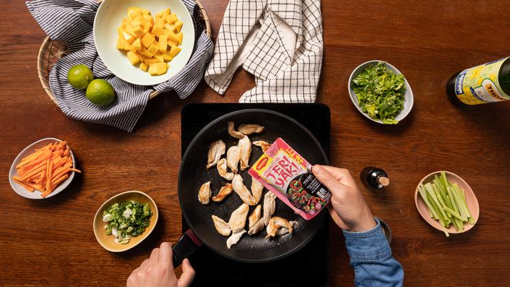 Glasnudelsalat mit Sesam-Hähnchen und Mango
