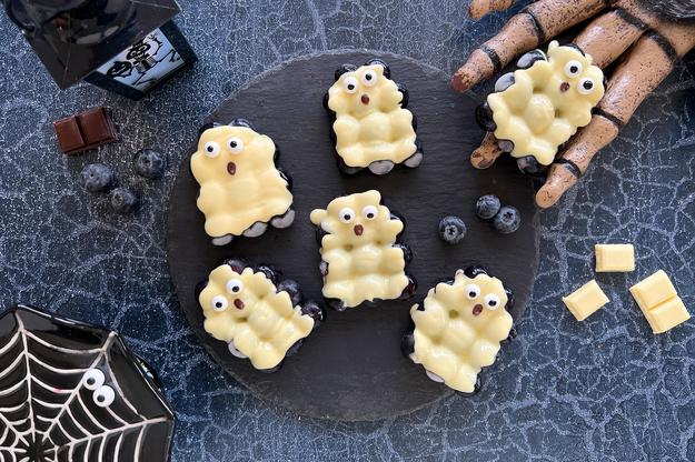 Mini fantasmitas de arándanos y chocolate blanco