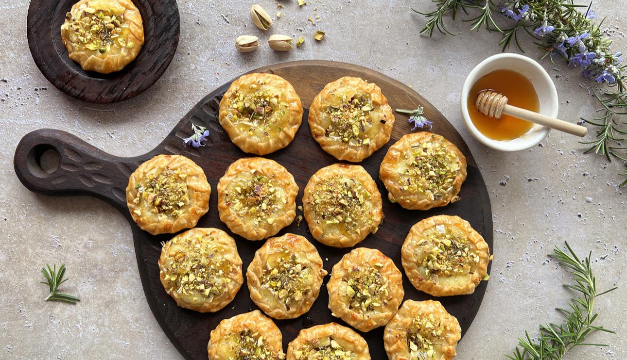 Mini galette de camembert, romero y pistachos