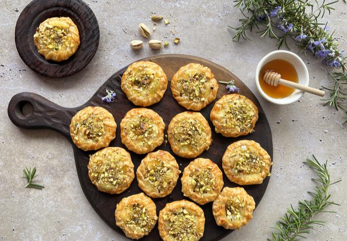 Mini galette de camembert, romero y pistachos