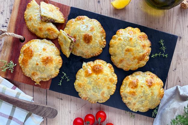 Mini pastelitos rellenos de jamón, queso y pesto