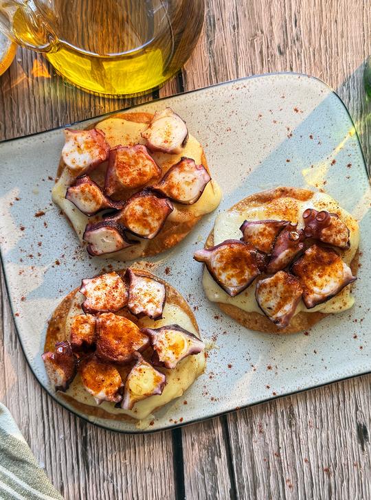 Montadito crujiente de pulpo y queso