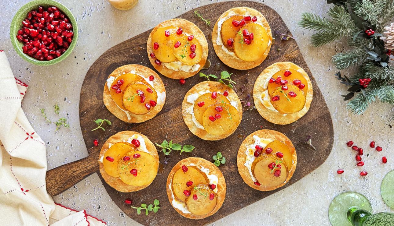 Montaditos de pera caramelizada con burrata