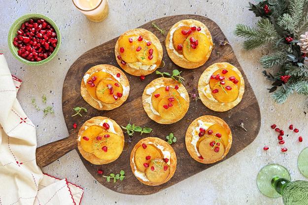 Montaditos de pera caramelizada con burrata